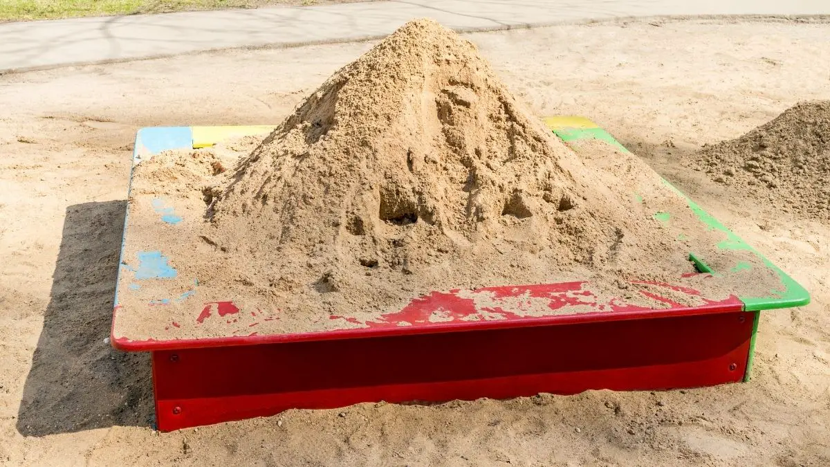 Куча песка в песочнице