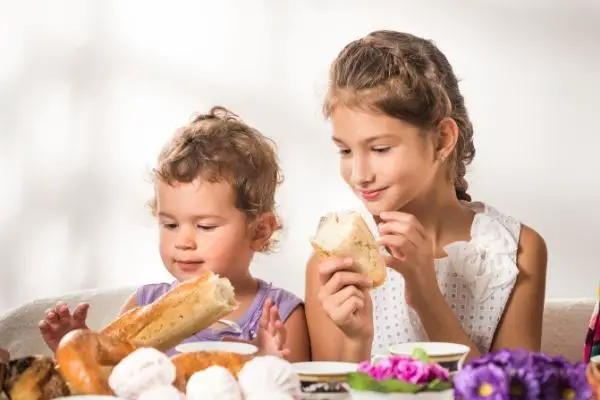 children eating bread