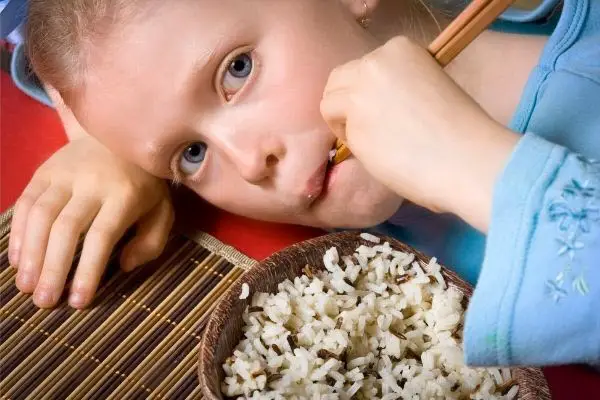 kid eating rice