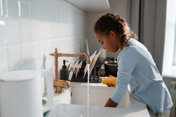 rinsing dishes wastes water