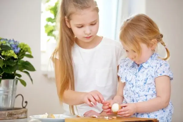 children peeling eggs