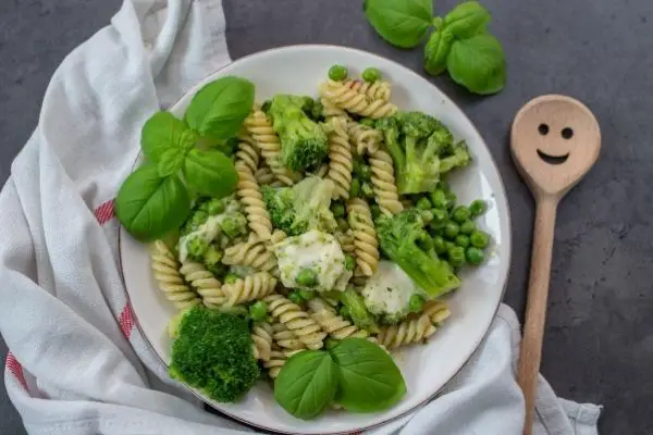 vegetables and herbs pasta