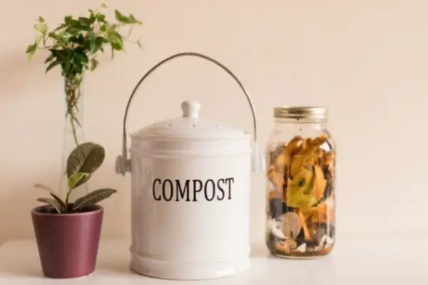 Indoor composting container